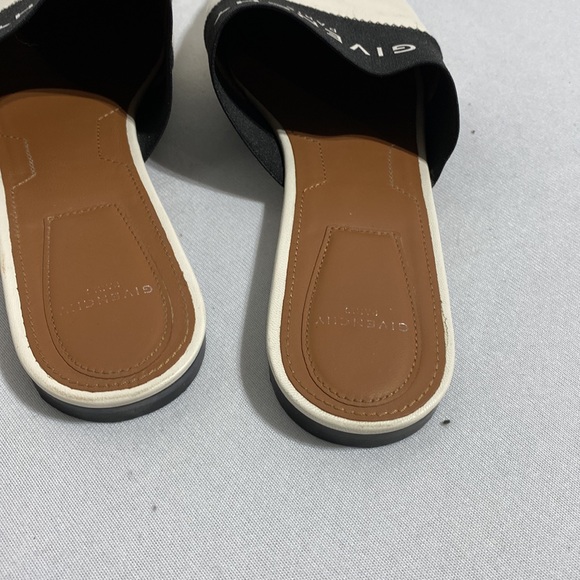 Givenchy - Picture 4 of 6